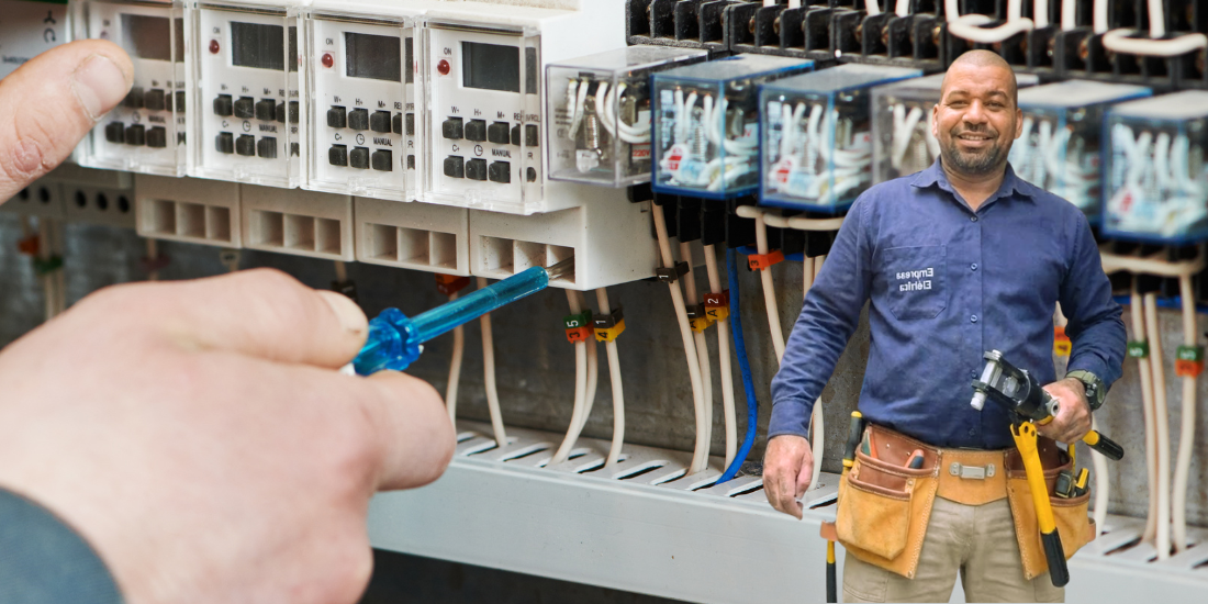 Eletricista trabalhando